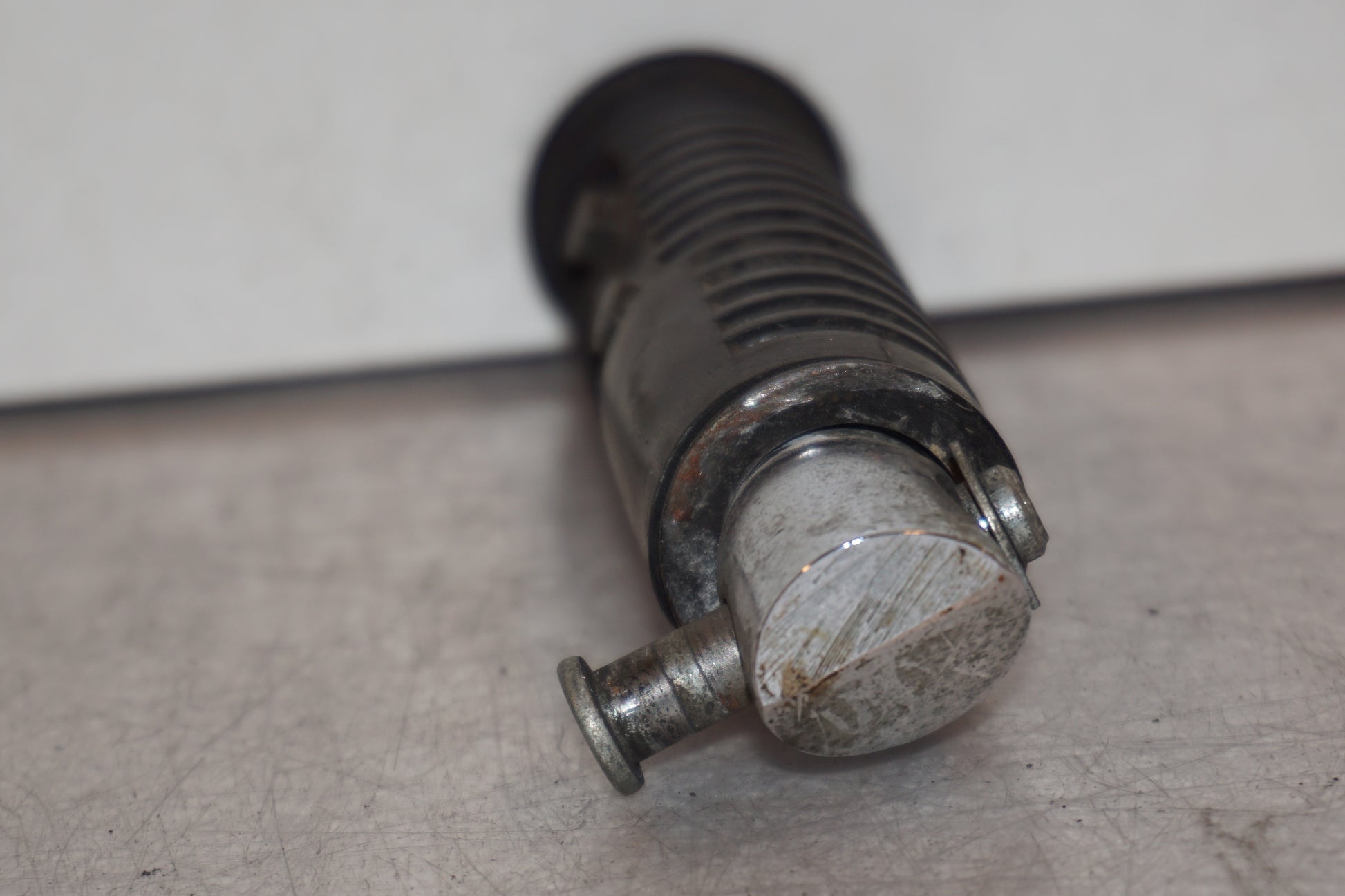 Snett uppifrån på Fotpinne från en Kawasaki VN 1500 -1995 motorcykel.