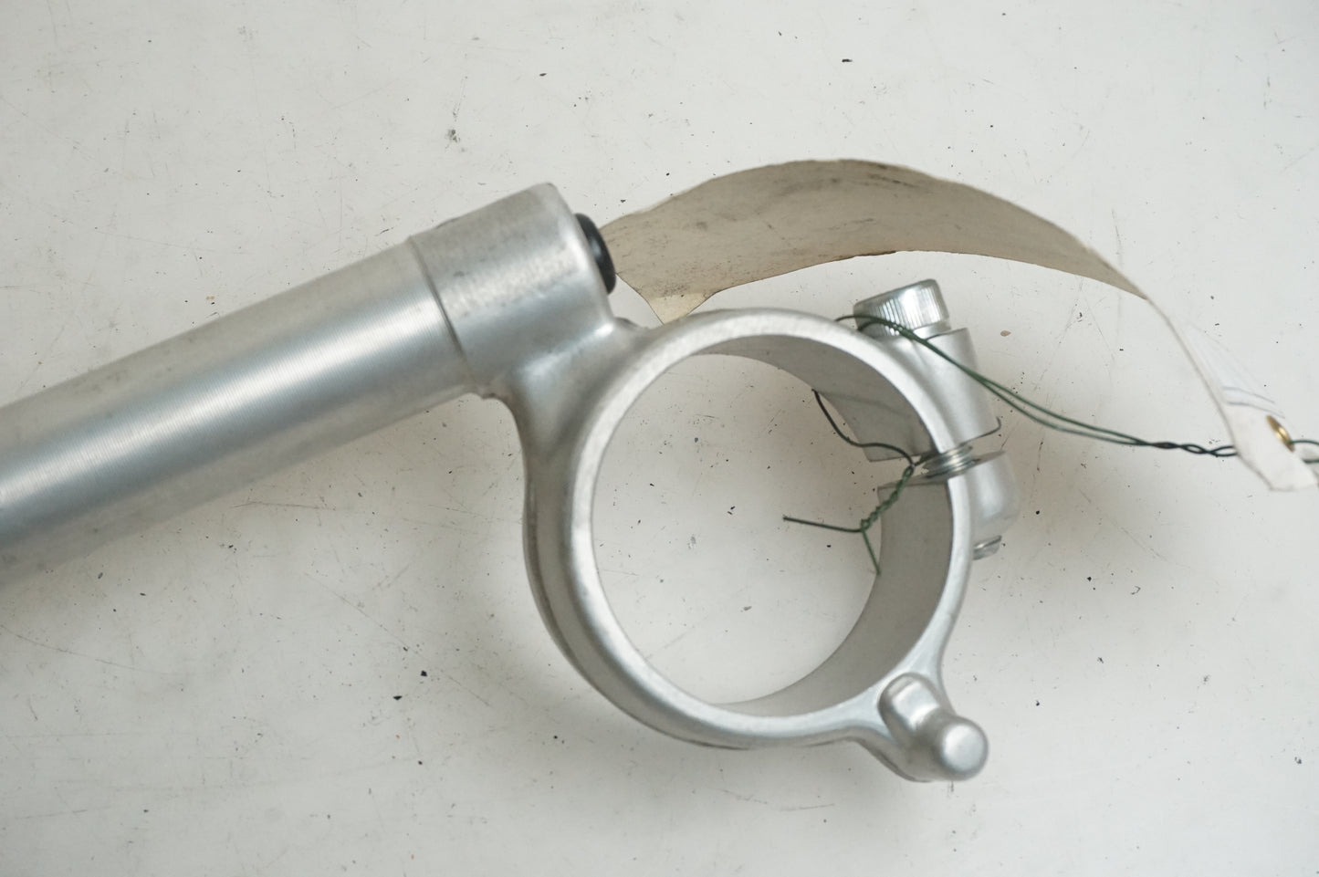 Höger sida på Styre från en Suzuki GSX-R 750 -2009 motorcykel.