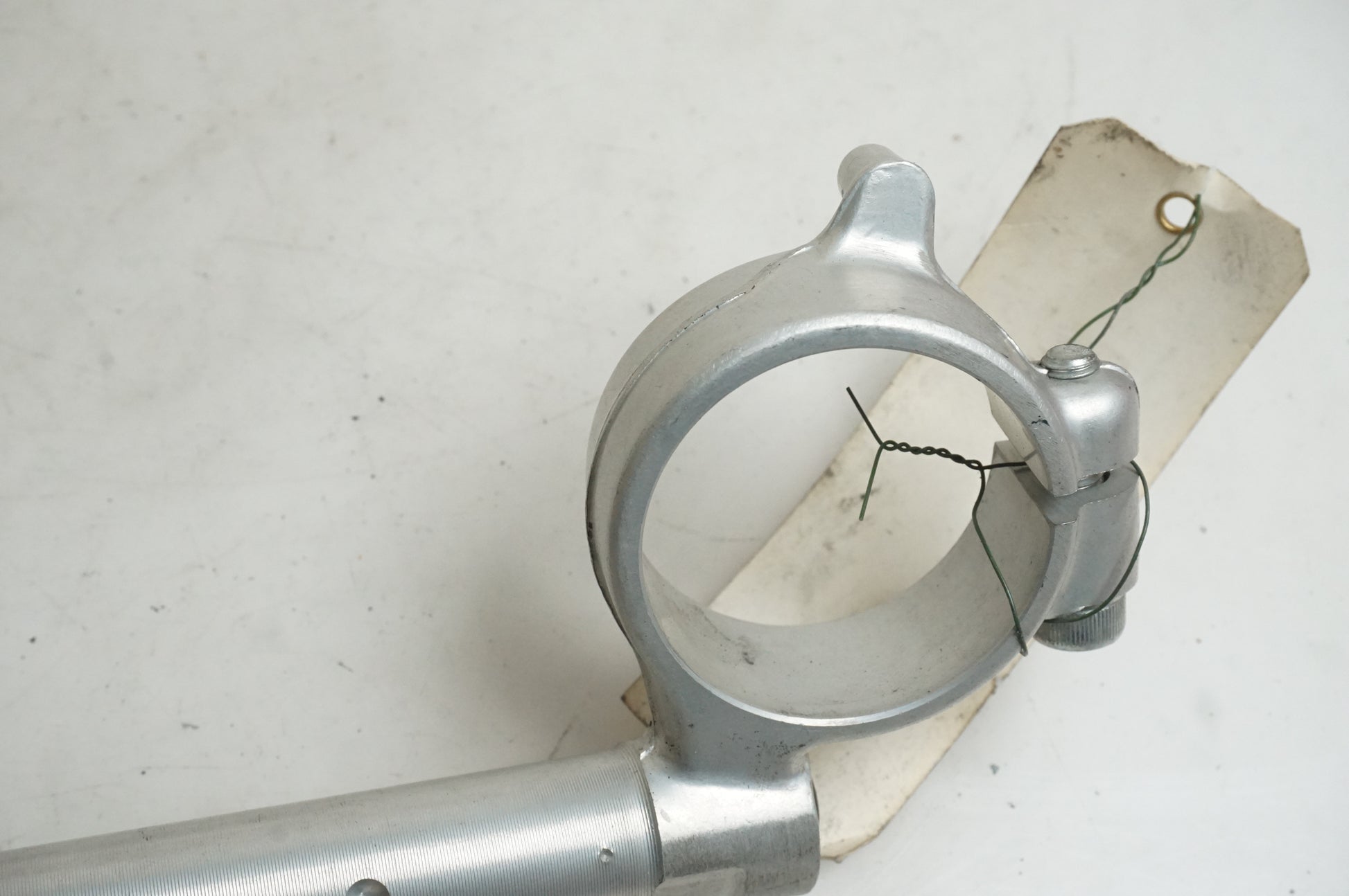 Vänster sida på Styre från en Suzuki GSX-R 750 -2009 motorcykel.