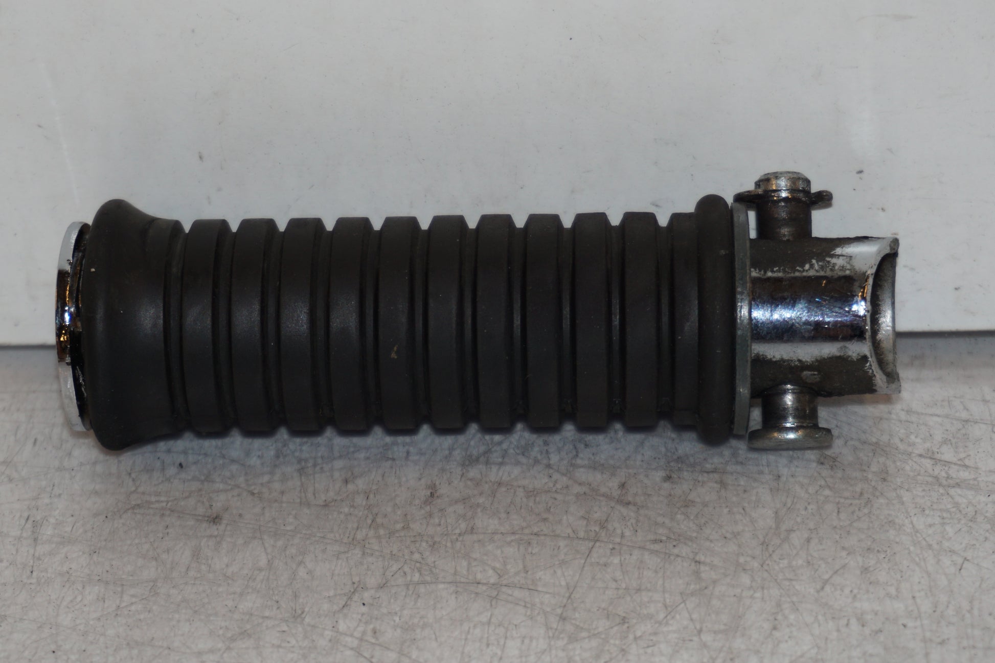 Baksidan på Fotpinne från en Kawasaki VN 1500 -1999 motorcykel.