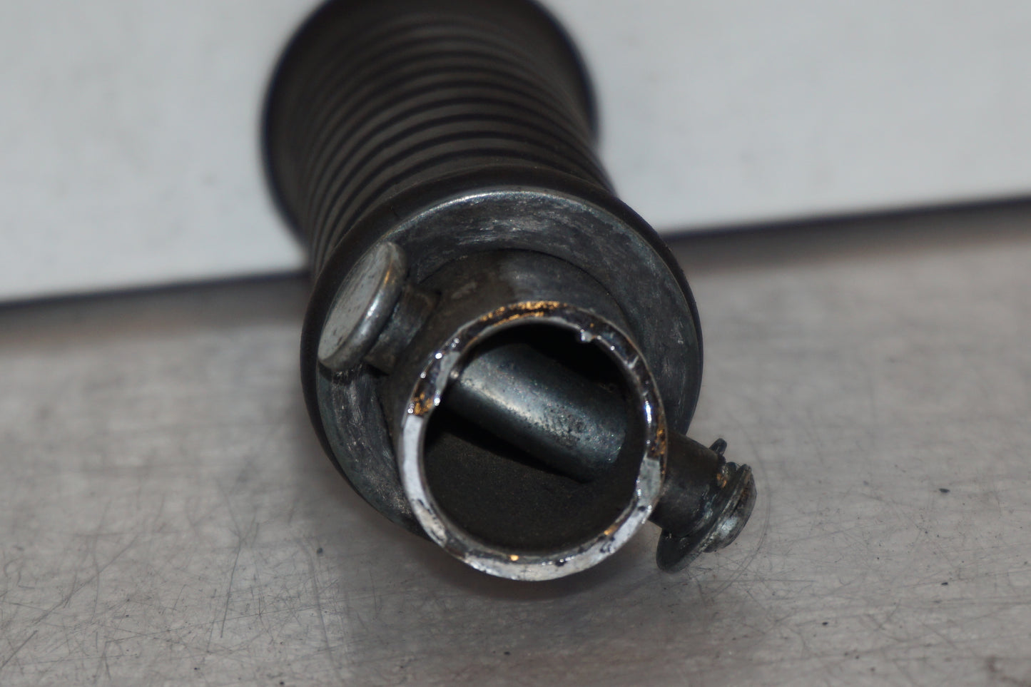 Vänster sida på Fotpinne från en Kawasaki VN 1500 -1999 motorcykel.