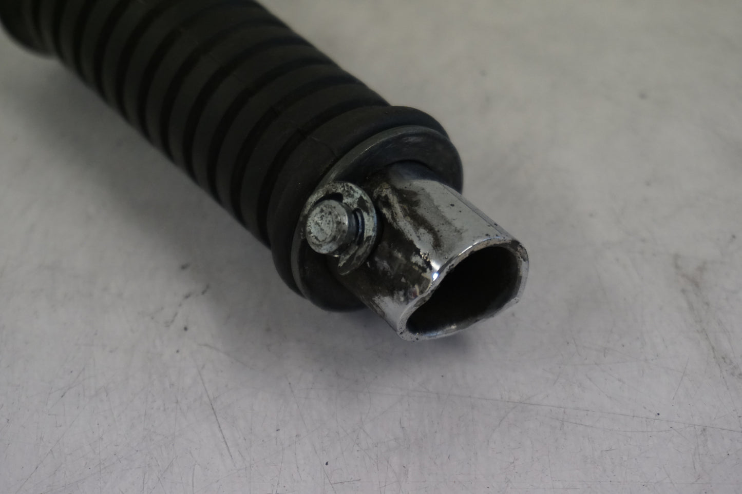 Snett nerifrån på Fotpinne från en Kawasaki VN 1500 -1999 motorcykel.