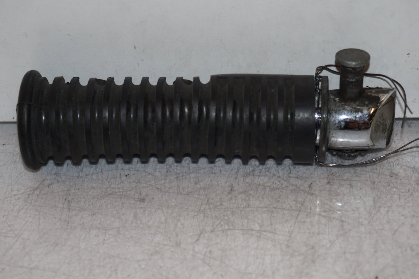 Höger sida på Fotpinne från en Kawasaki VN 1500 -1999 motorcykel.