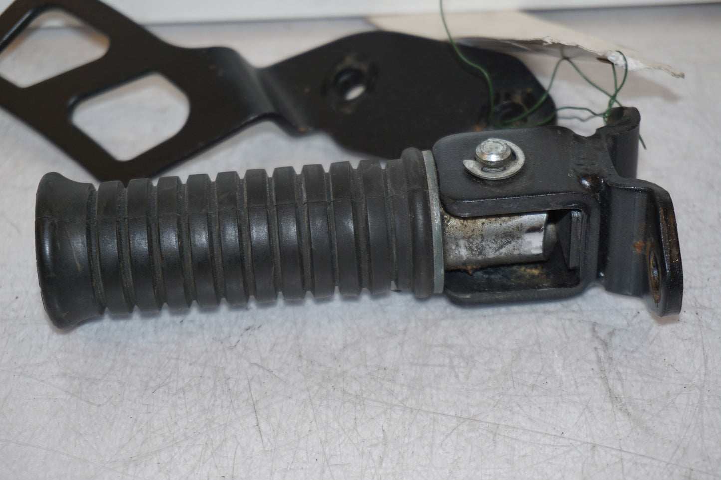 Vänster sida på Fotpinne från en Kawasaki VN 2000 -2006 motorcykel.