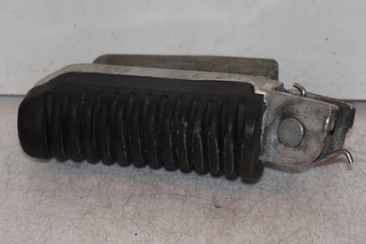 Framsidan på Fotpinne från en Suzuki GSX 1300 R -2003 motorcykel.