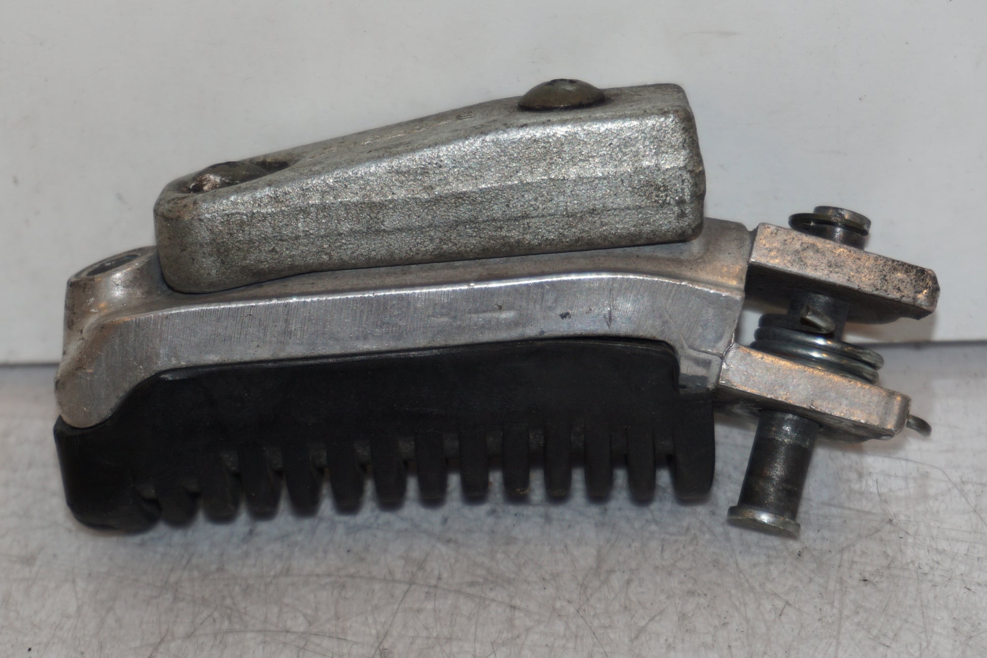 Vänster sida på Fotpinne från en Suzuki GSX 1300 R -2003 motorcykel.