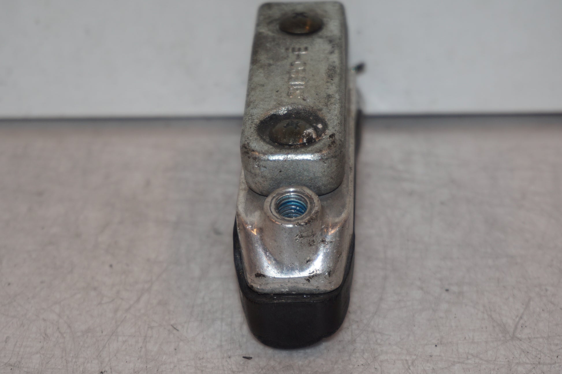 Snett uppifrån på Fotpinne från en Suzuki GSX 1300 R -2003 motorcykel.