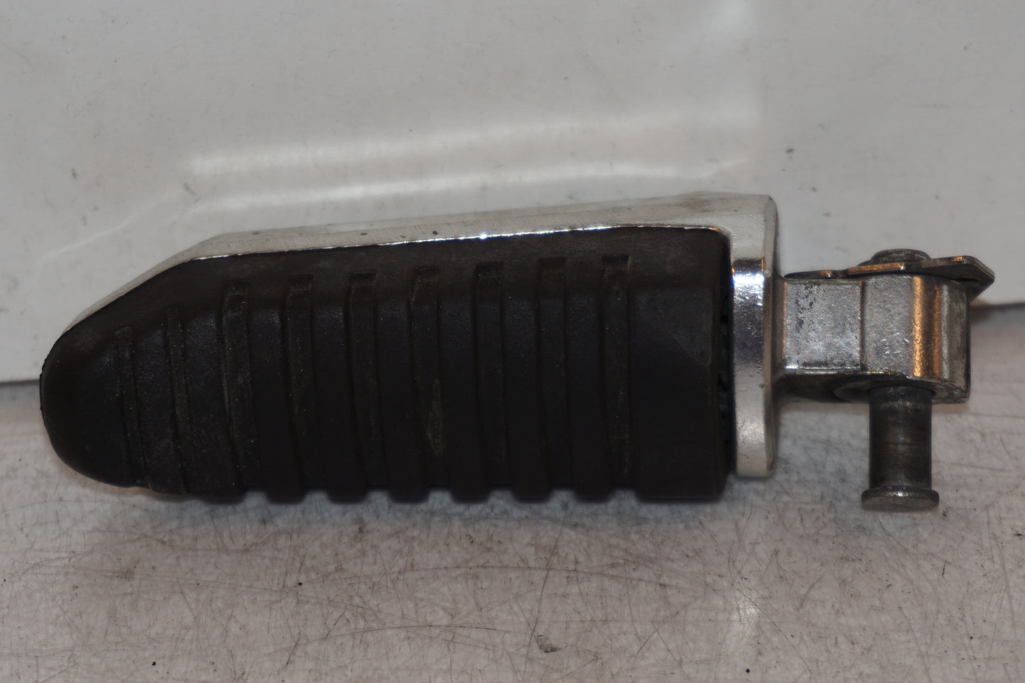 Framsidan på Fotpinne från en Suzuki GSX 1300 R -2009 motorcykel.