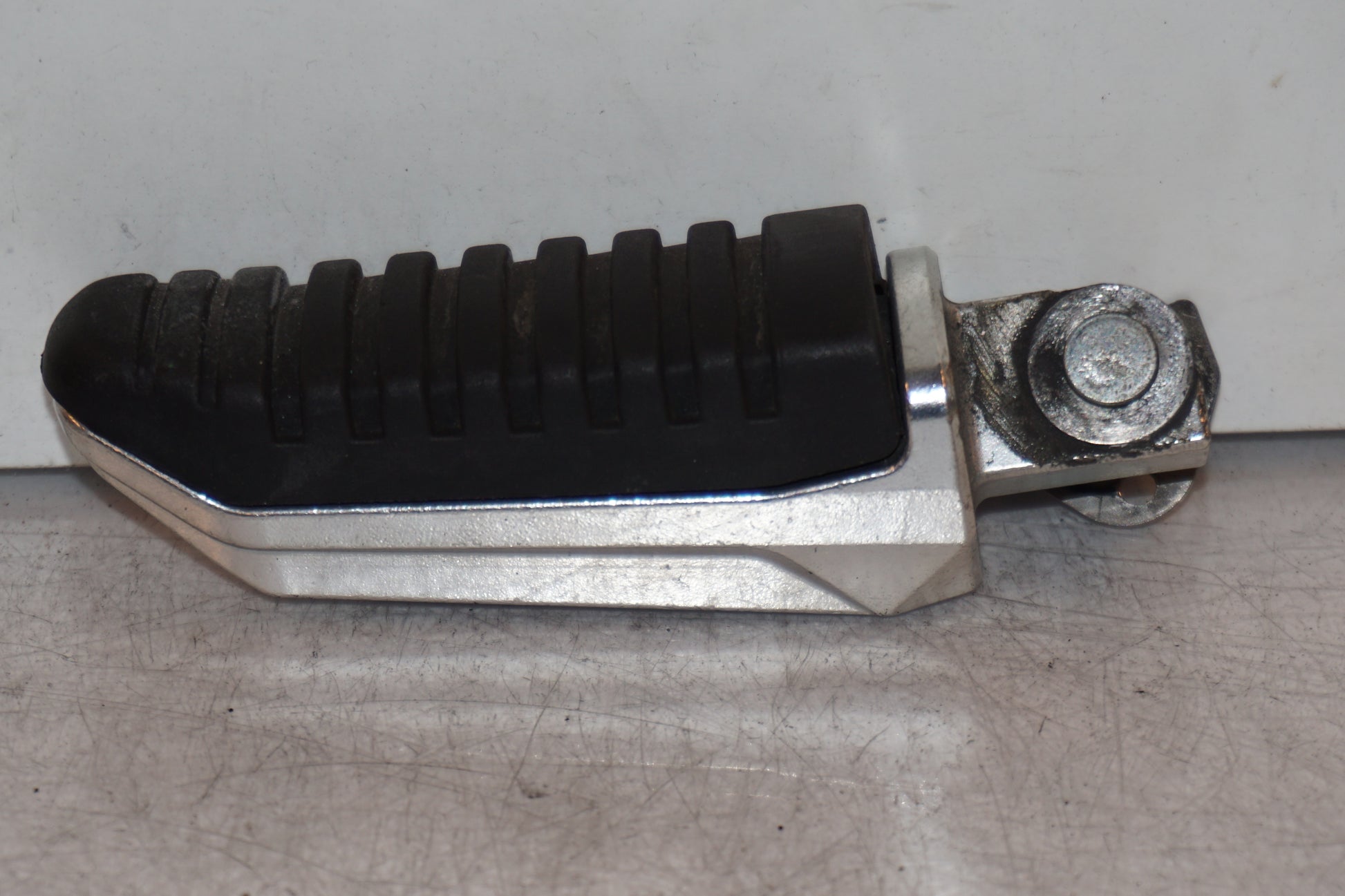 Baksidan på Fotpinne från en Suzuki GSX 1300 R -2009 motorcykel.