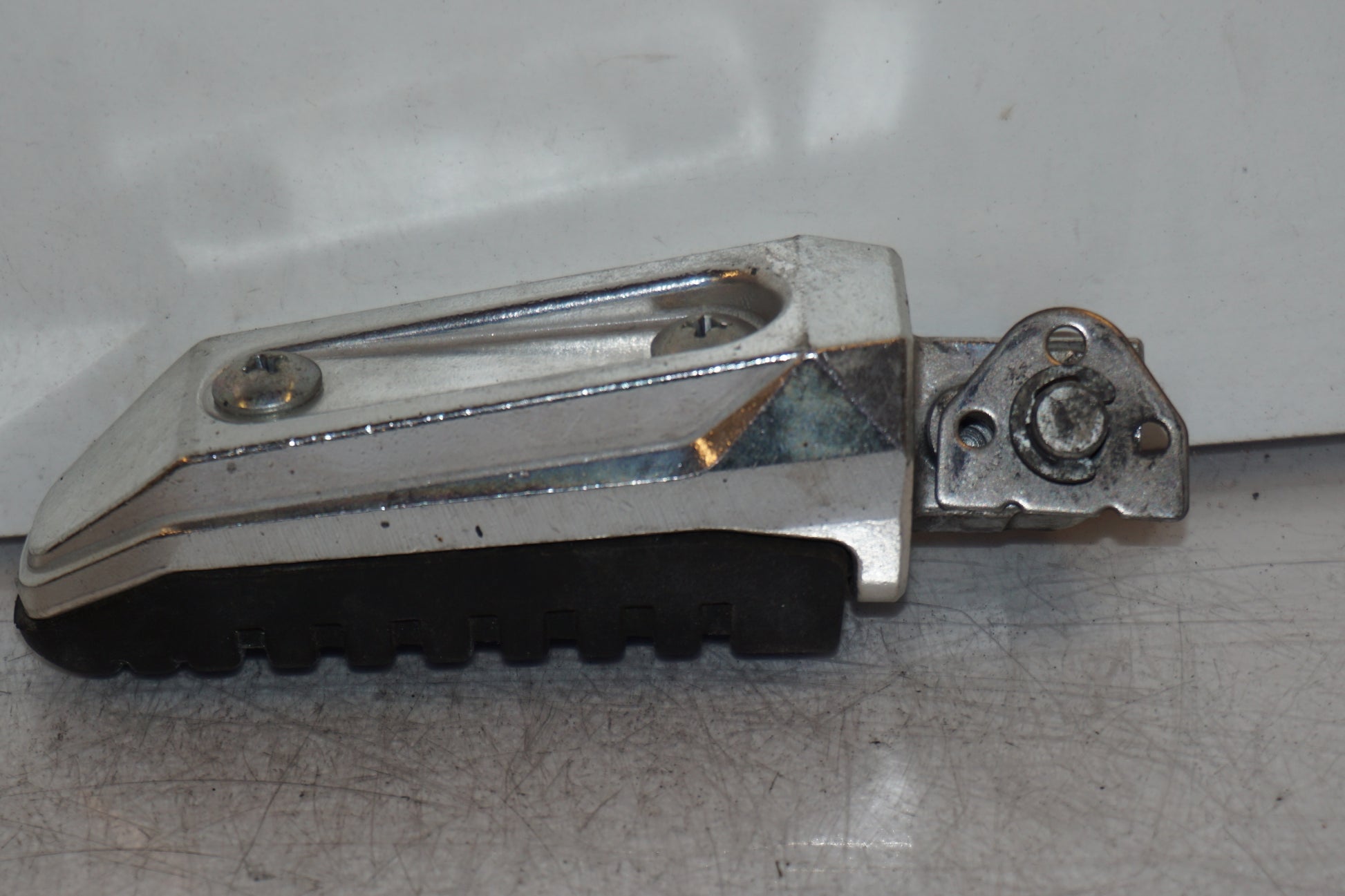 Vänster sida på Fotpinne från en Suzuki GSX 1300 R -2009 motorcykel.