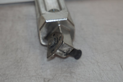 Snett nerifrån på Fotpinne från en Suzuki GSX 1300 R -2009 motorcykel.