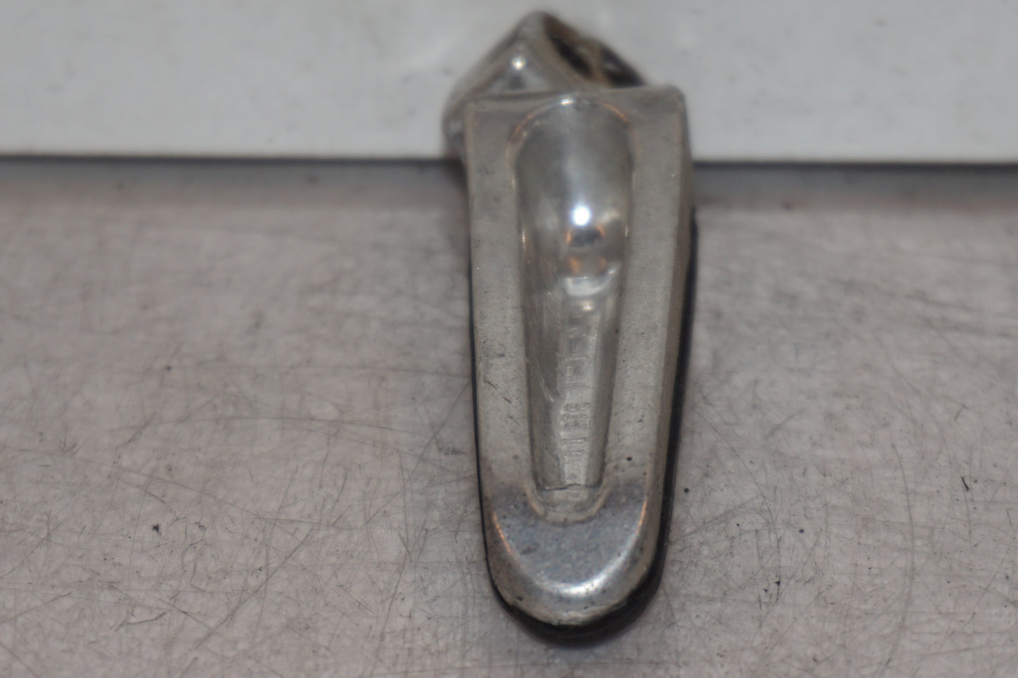 Vänster sida på Fotpinne från en Suzuki GSX 1300 R -1999 motorcykel.