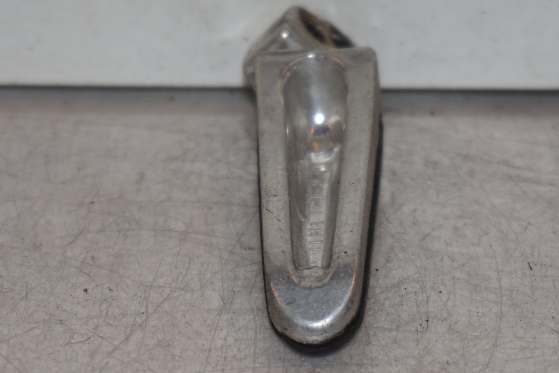 Vänster sida på Fotpinne från en Suzuki GSX 1300 R -1999 motorcykel.