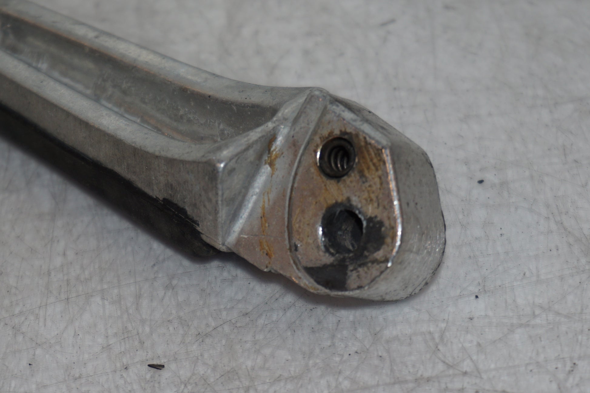 Snett nerifrån på Fotpinne från en Suzuki GSX 1300 R -1999 motorcykel.