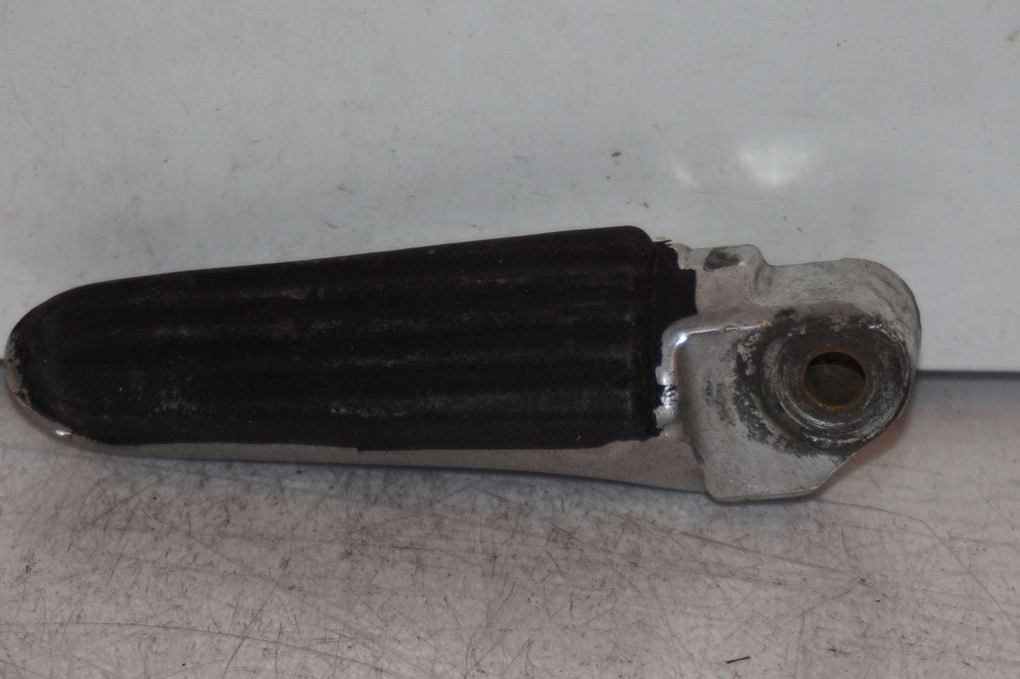 Framsidan på Fotpinne från en Suzuki GSX 1300 R -2000 motorcykel.