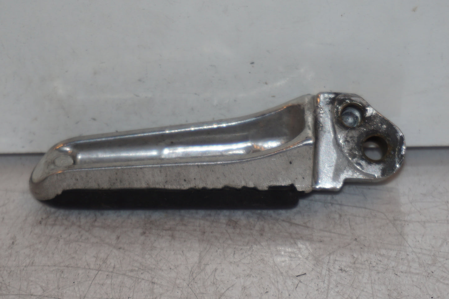 Höger sida på Fotpinne från en Suzuki GSX 1300 R -2000 motorcykel.