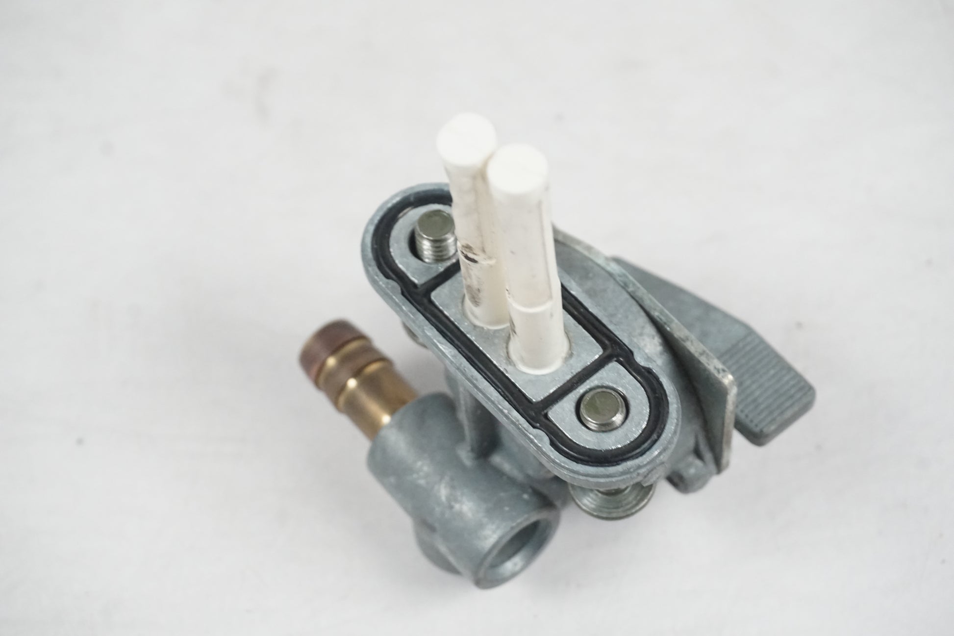 Baksidan på Bensinkran från en Yamaha YZF R6 -2001 motorcykel.