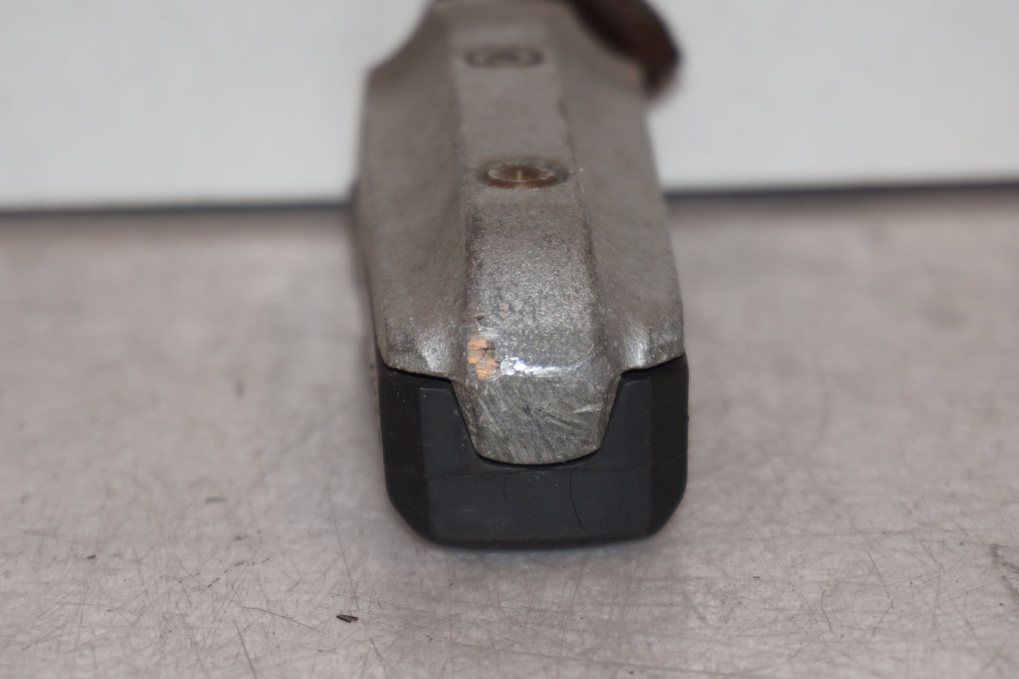 Vänster sida på Fotpinne från en Kawasaki GPZ 900 -1985 motorcykel.