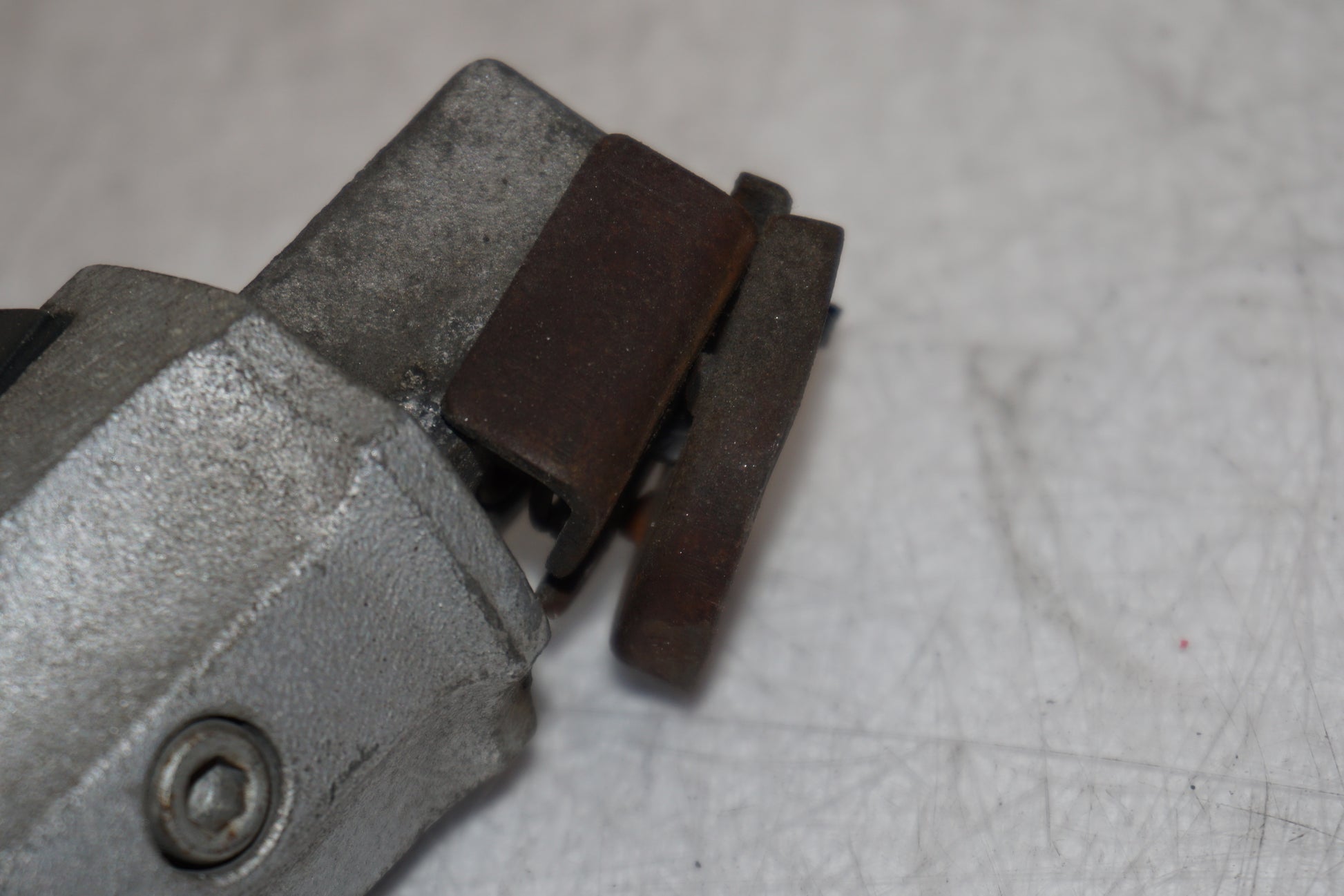 Snett nerifrån på Fotpinne från en Kawasaki GPZ 900 -1985 motorcykel.