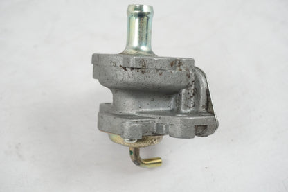 Höger sida på Bensinkran från en Yamaha XT 125 X -2005 motorcykel.