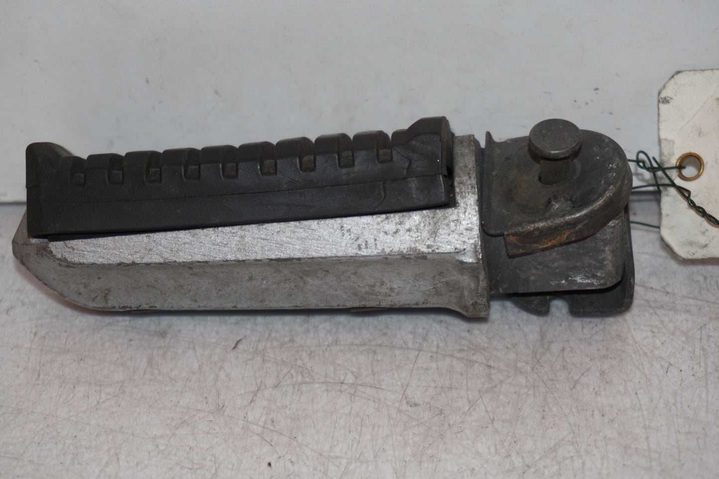 Baksidan på Fotpinne från en Kawasaki GPZ 900 -1989 motorcykel.