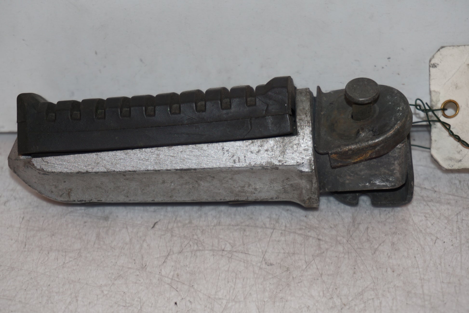 Baksidan på Fotpinne från en Kawasaki GPZ 900 -1989 motorcykel.