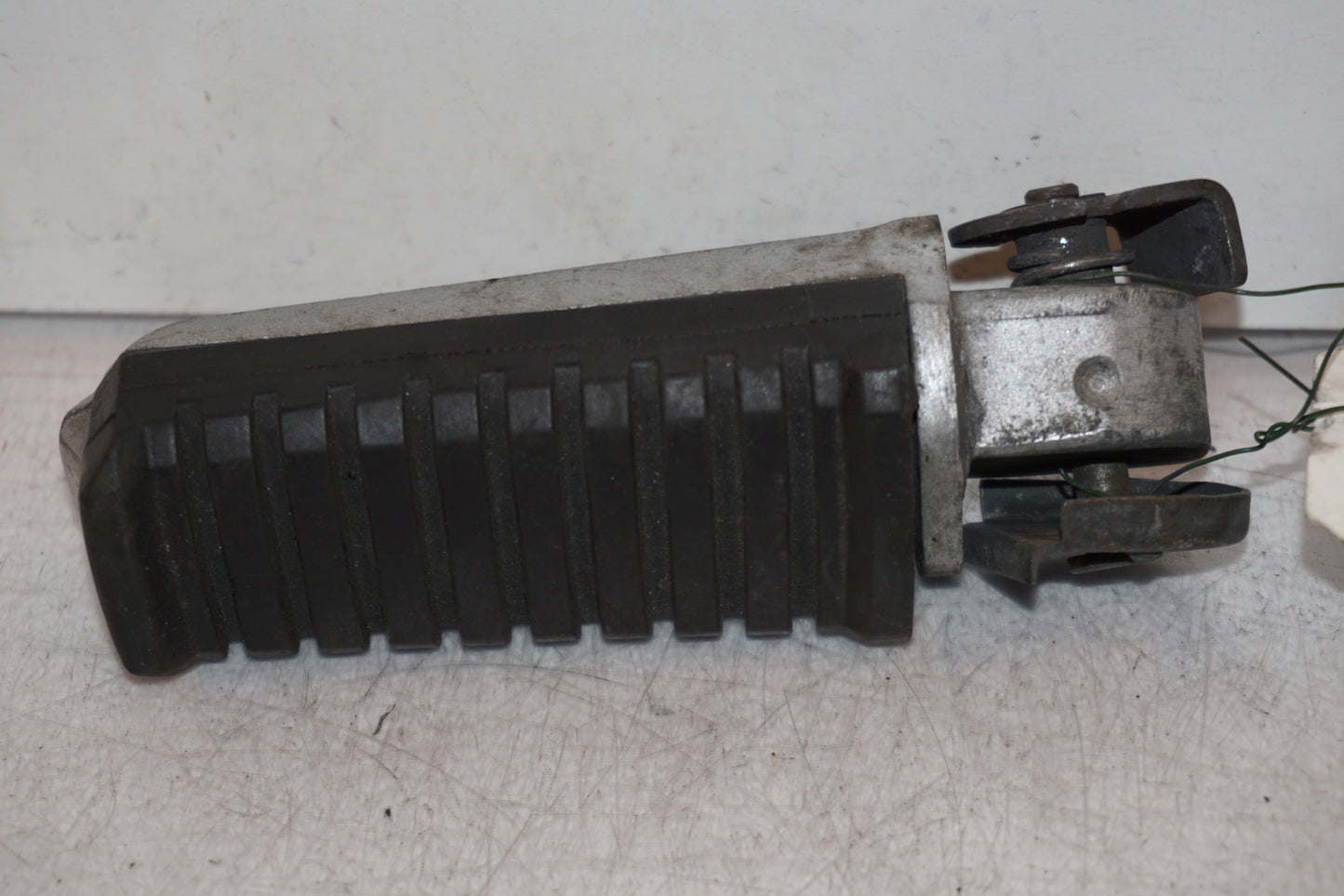 Vänster sida på Fotpinne från en Kawasaki GPZ 900 -1989 motorcykel.