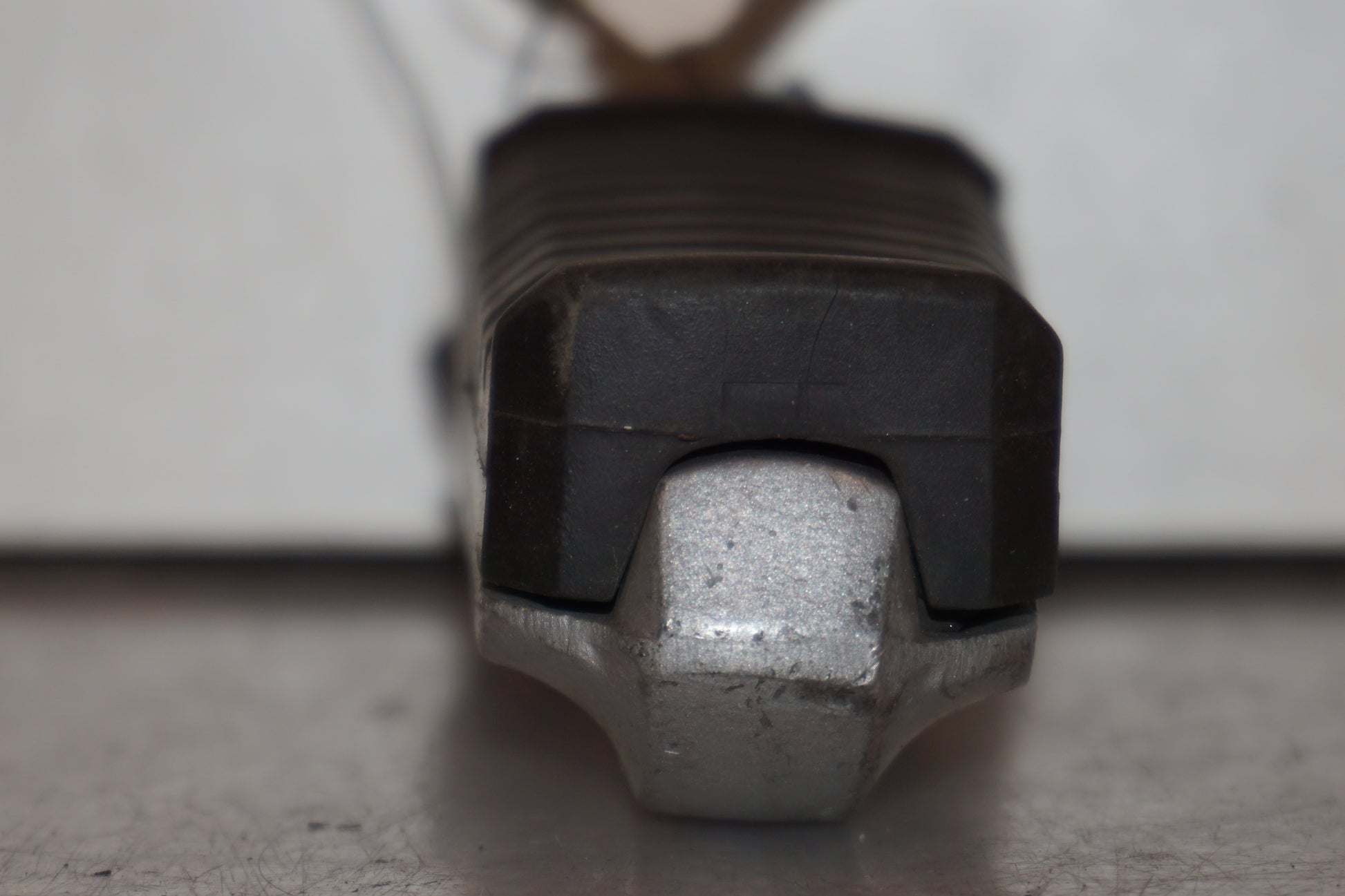 Snett uppifrån på Fotpinne från en Kawasaki GPZ 900 -1989 motorcykel.