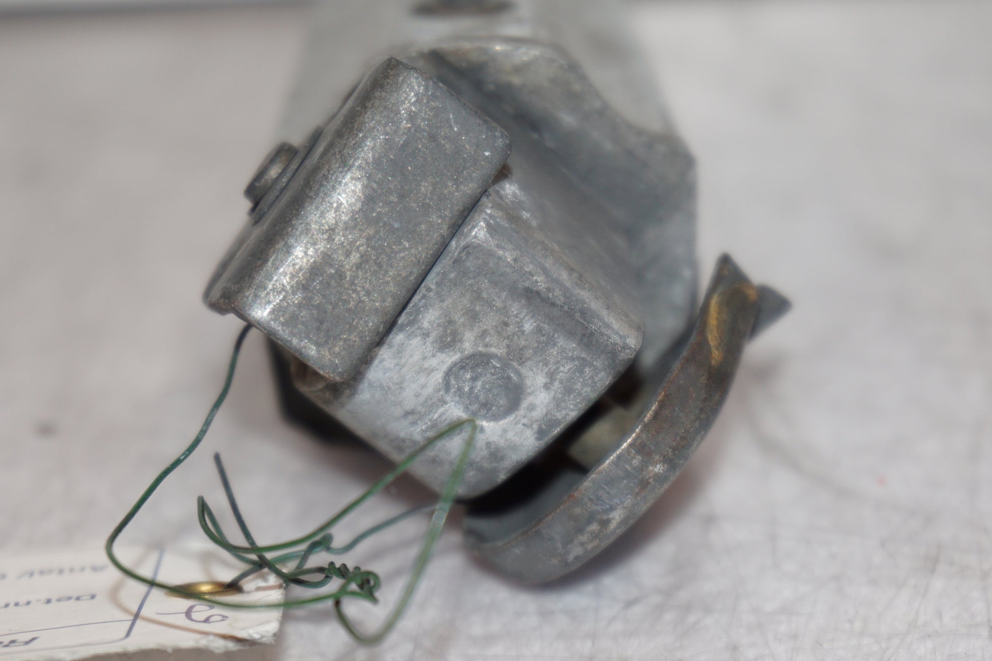 Snett nerifrån på Fotpinne från en Kawasaki GPZ 900 -1989 motorcykel.