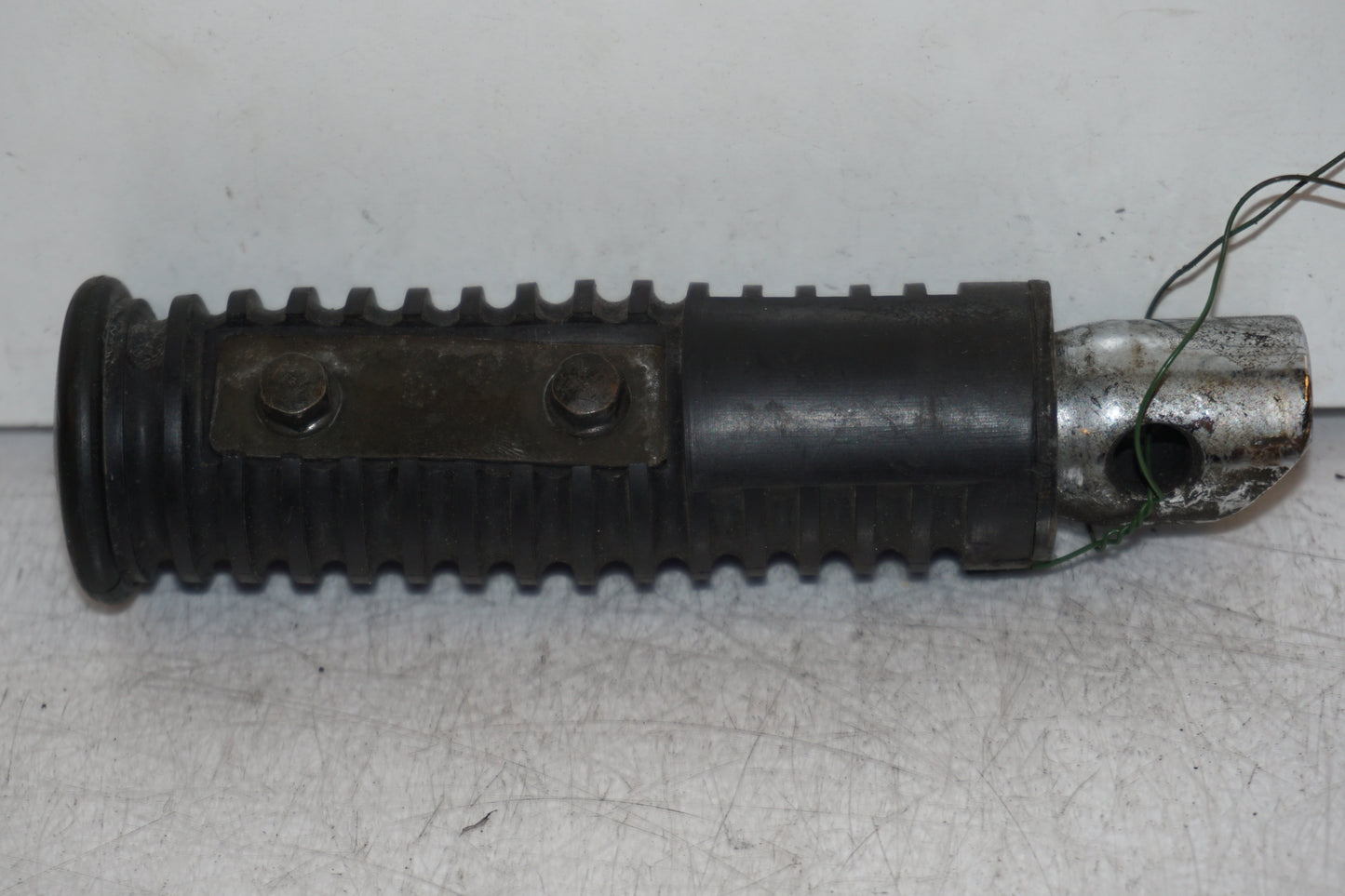 Baksidan på Fotpinne från en Kawasaki VN 800 -1998 motorcykel.