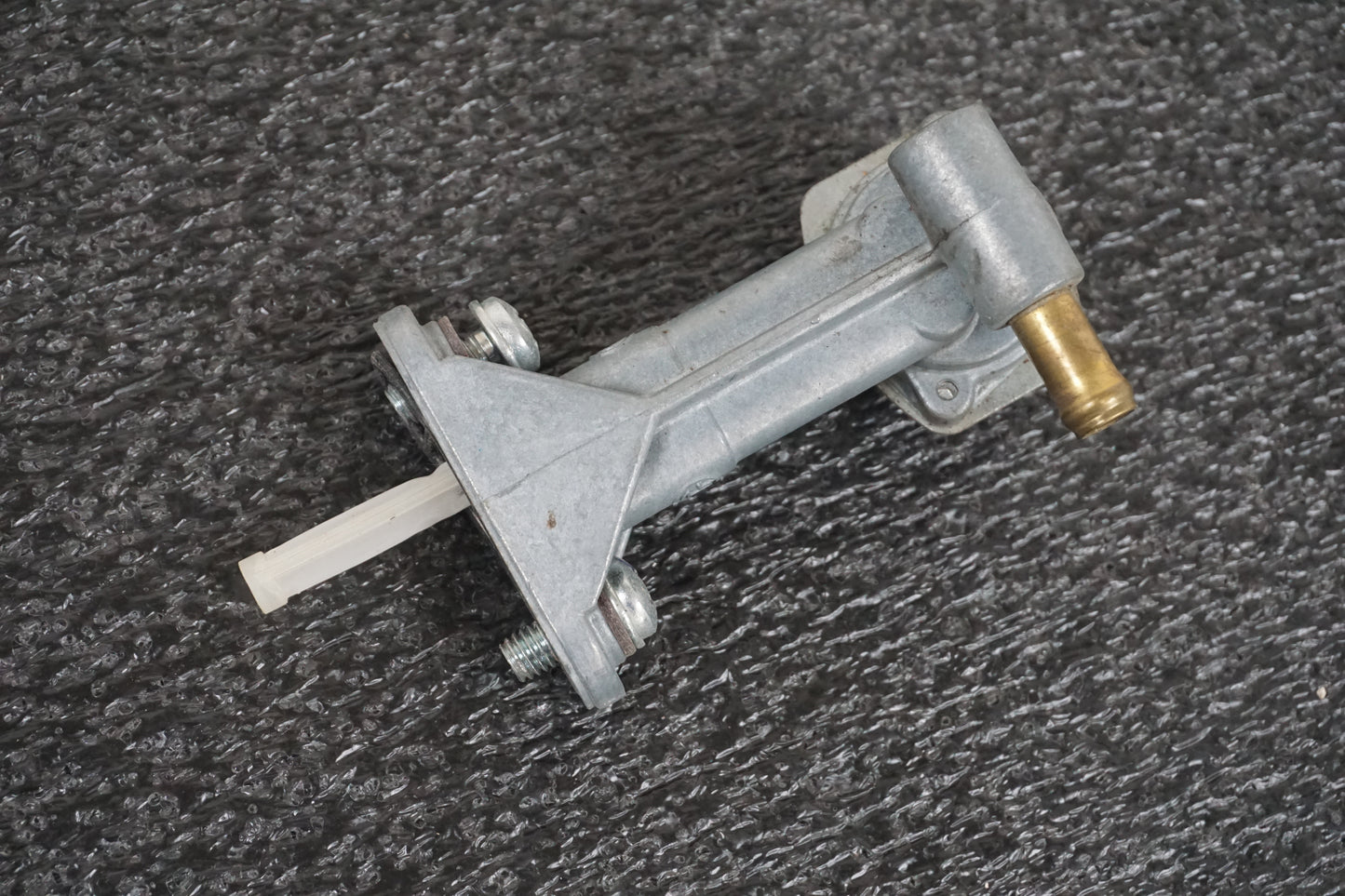 Baksidan på Bensinkran från en Yamaha DT 125 -2006 motorcykel.