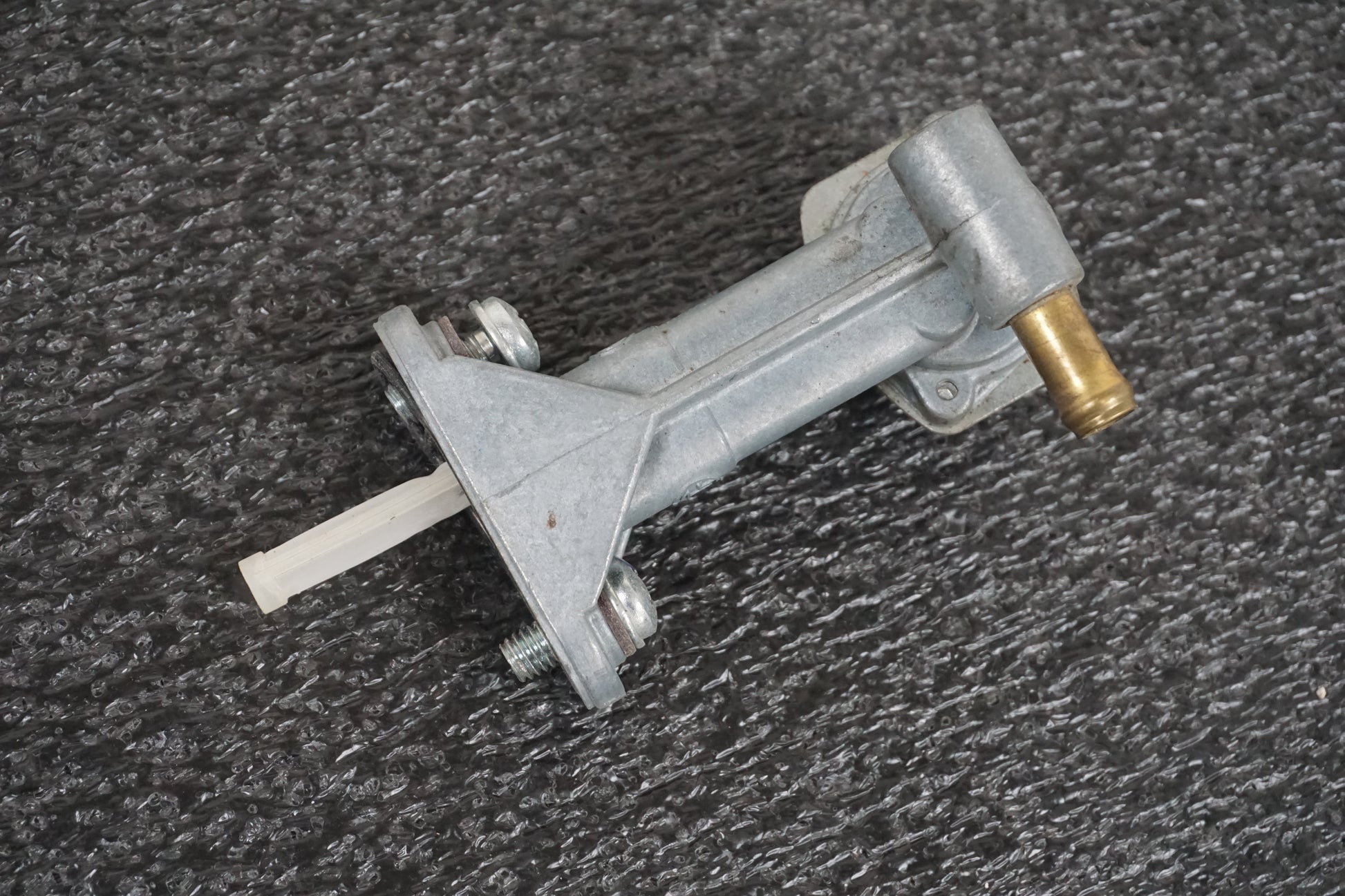 Baksidan på Bensinkran från en Yamaha DT 125 -2006 motorcykel.