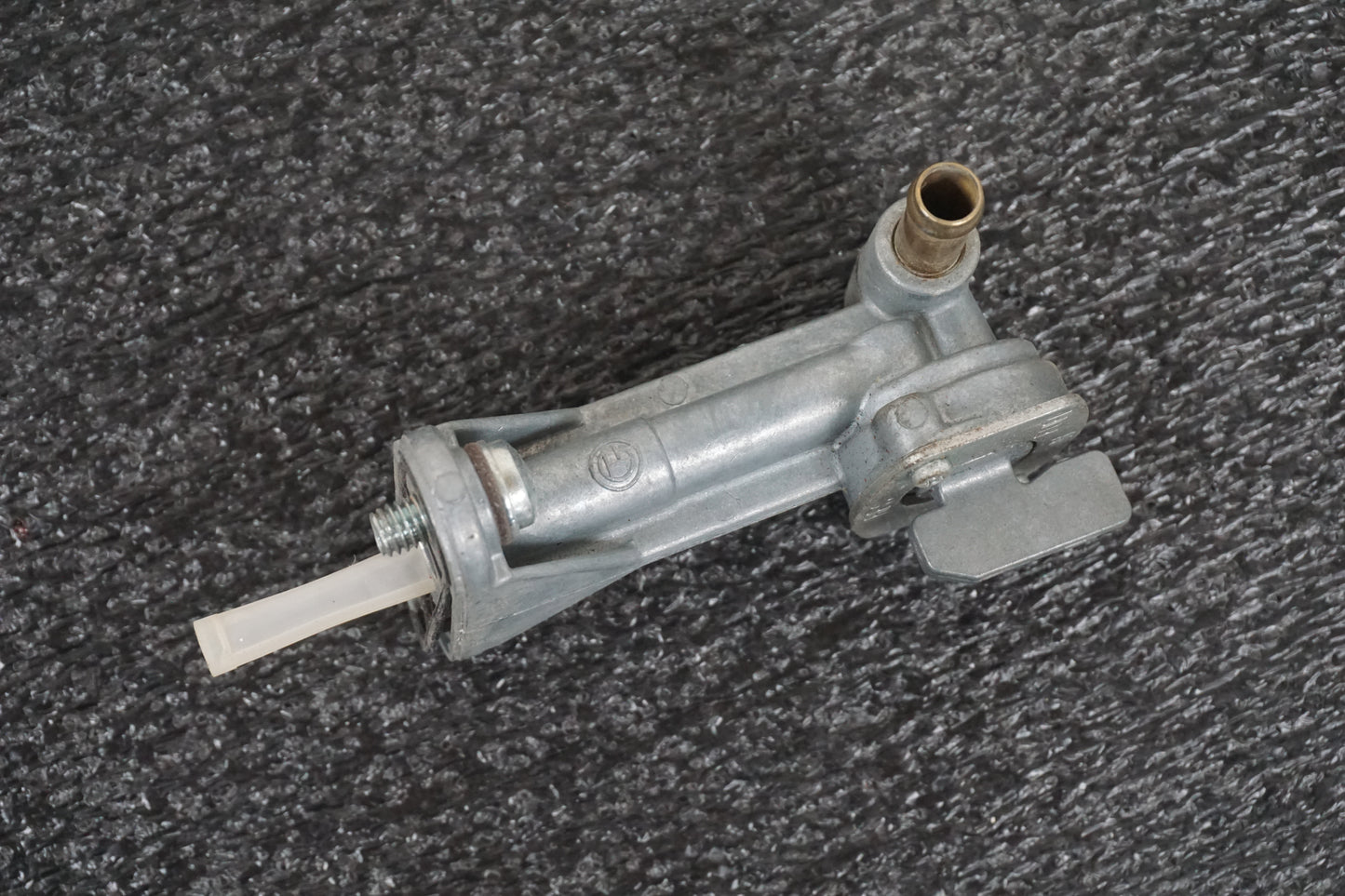 Höger sida på Bensinkran från en Yamaha DT 125 -2006 motorcykel.