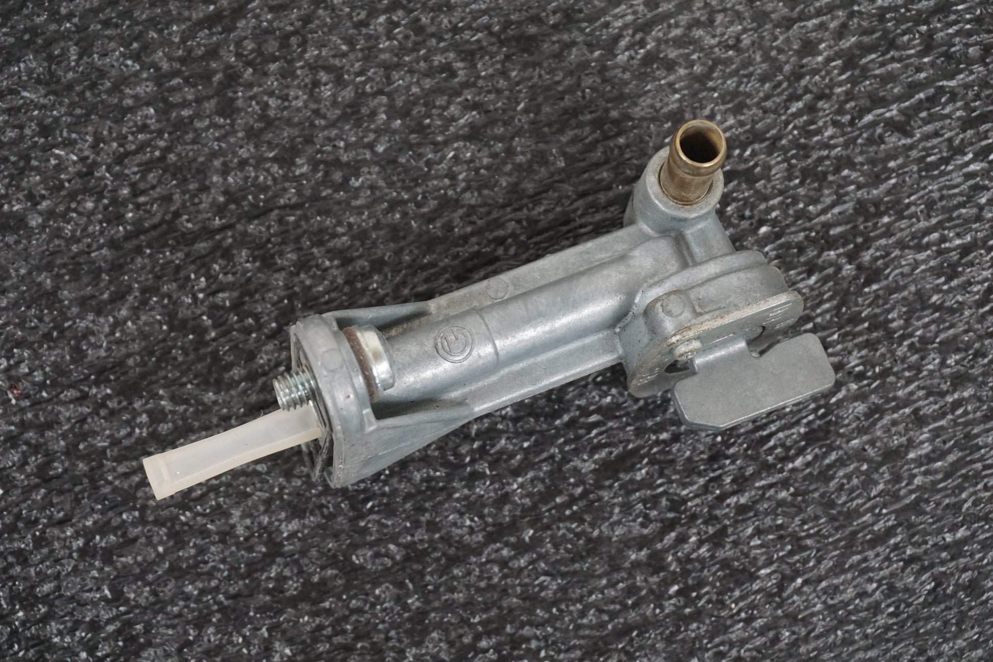 Höger sida på Bensinkran från en Yamaha DT 125 -2006 motorcykel.