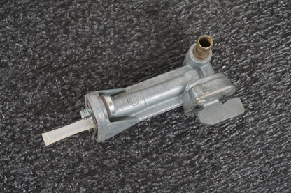 Höger sida på Bensinkran från en Yamaha DT 125 -2006 motorcykel.