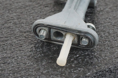 Vänster sida på Bensinkran från en Yamaha DT 125 -2006 motorcykel.