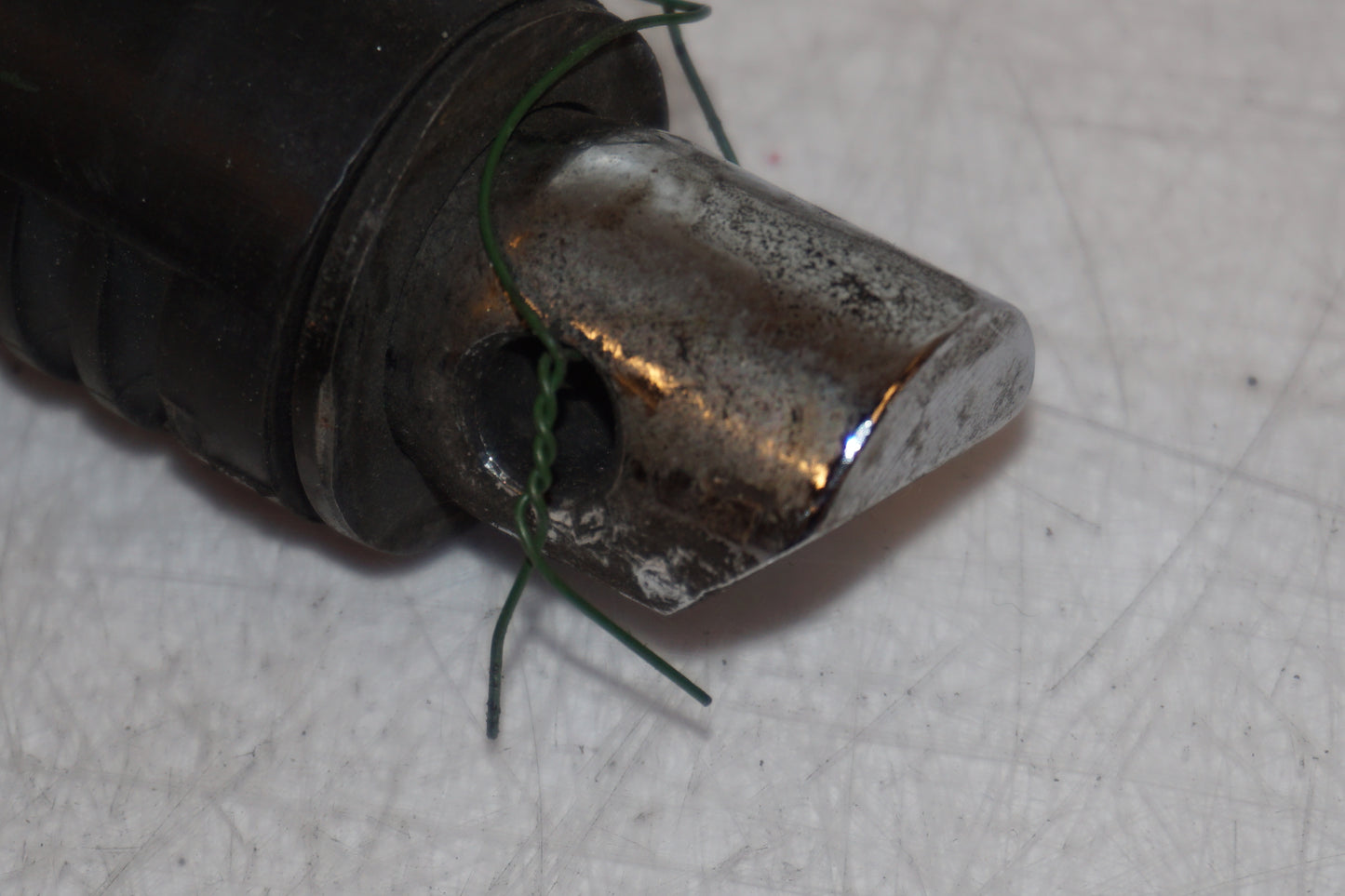 Snett nerifrån på Fotpinne från en Kawasaki VN 800 -1998 motorcykel.