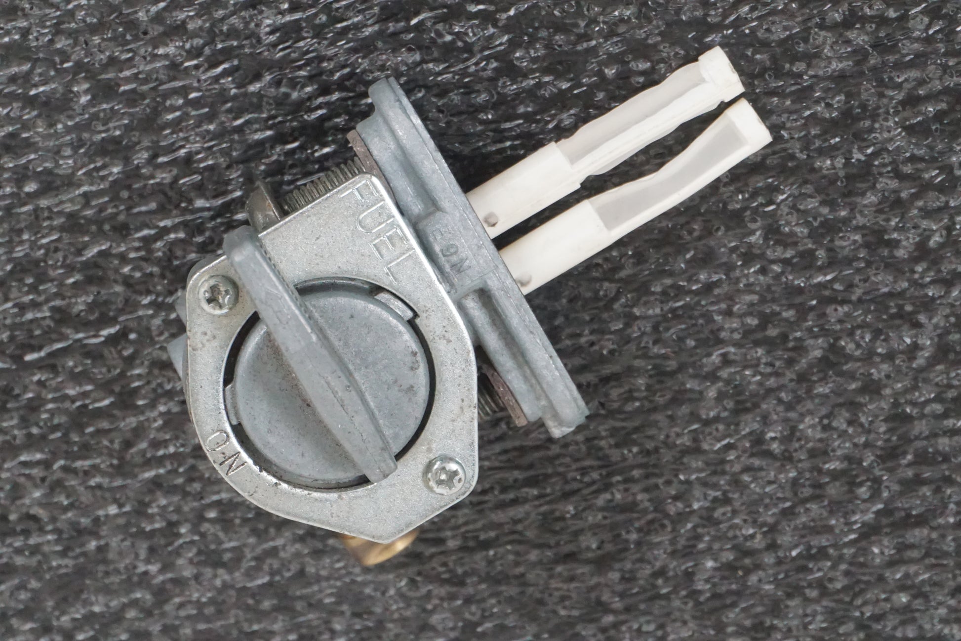 Framsidan på Bensinkran från en Yamaha YZF R6 -2000 motorcykel.