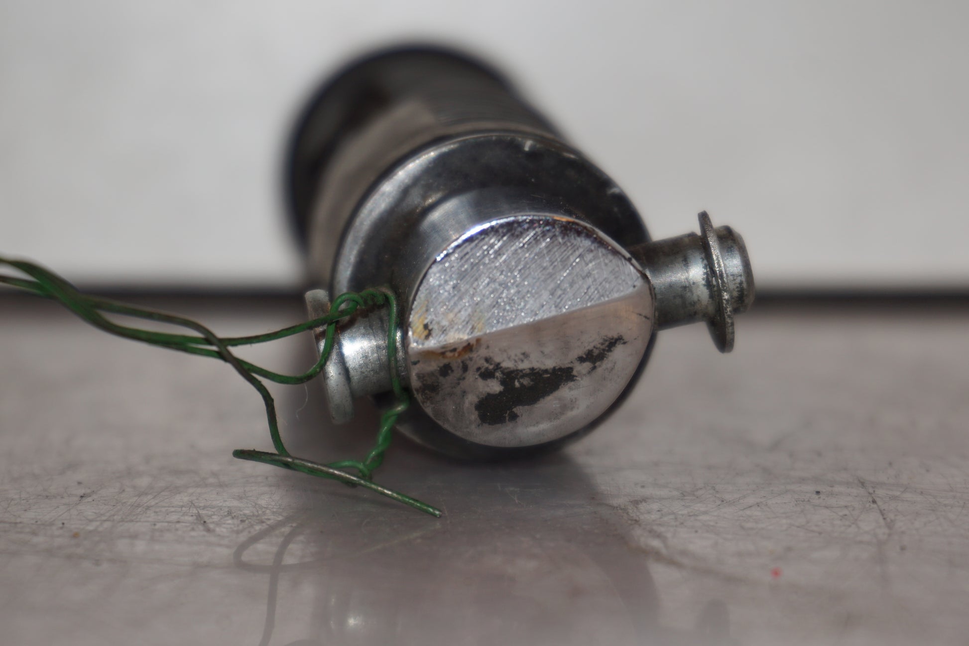 Vänster sida på Fotpinne från en Kawasaki VN 800 -1997 motorcykel.