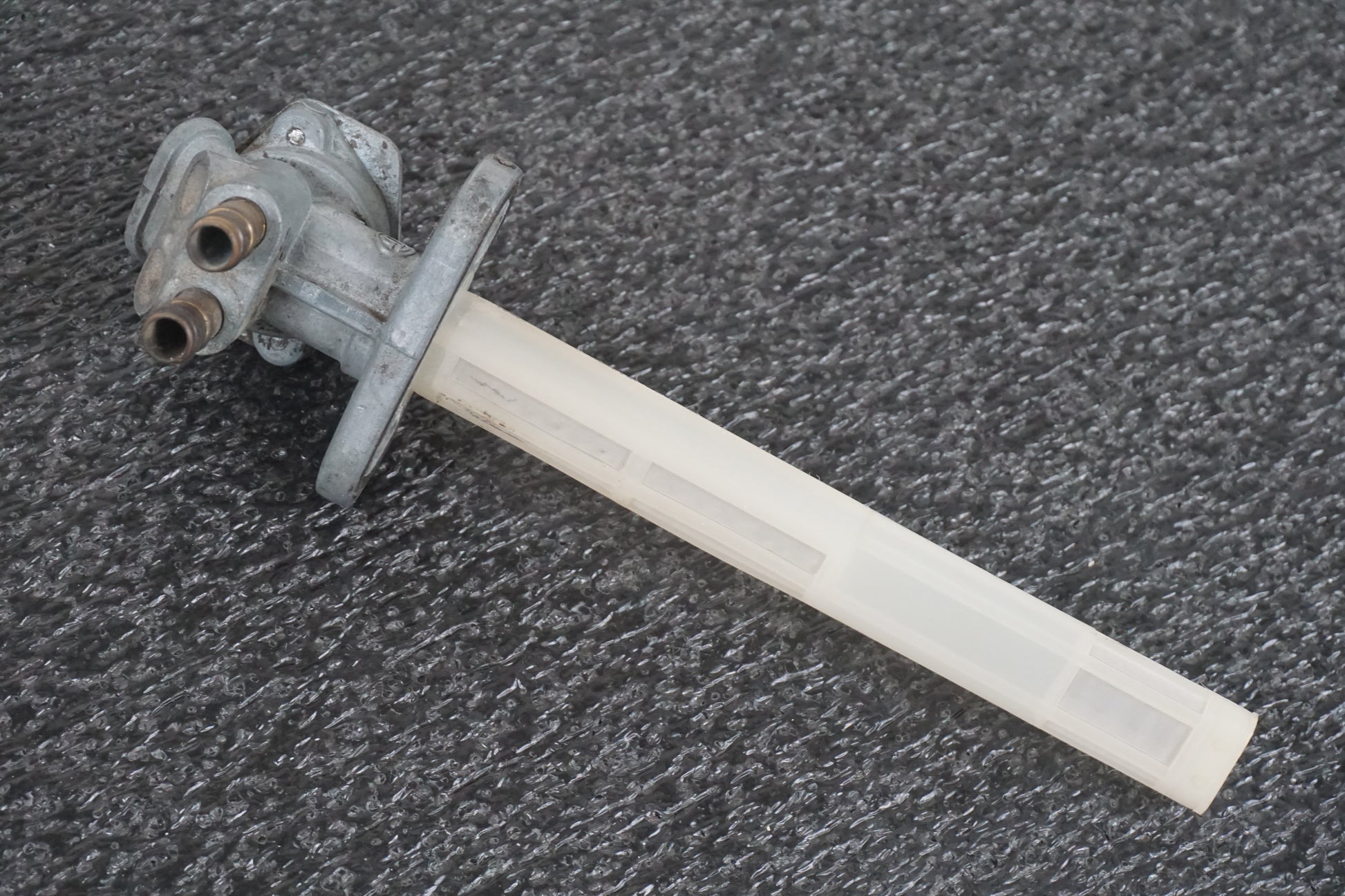 Baksidan på Bensinkran från en Yamaha TDM 850 -1996 motorcykel.