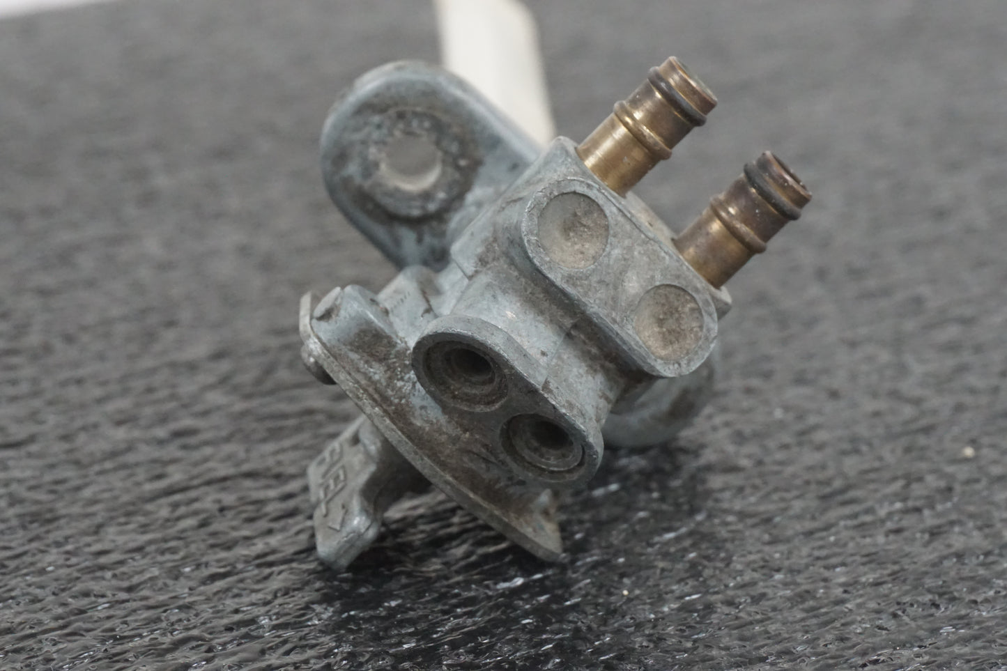 Höger sida på Bensinkran från en Yamaha TDM 850 -1996 motorcykel.