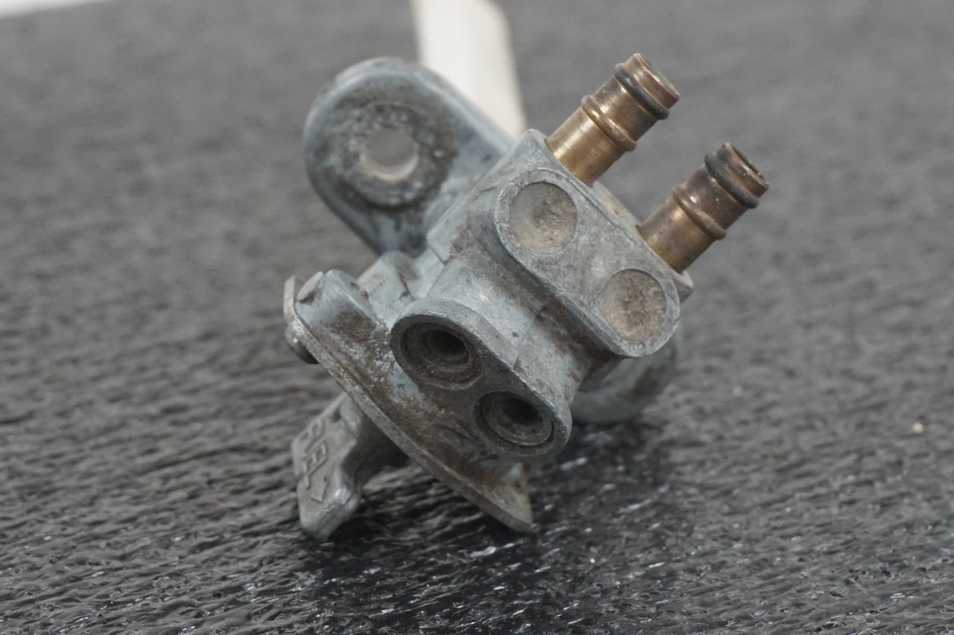 Höger sida på Bensinkran från en Yamaha TDM 850 -1996 motorcykel.