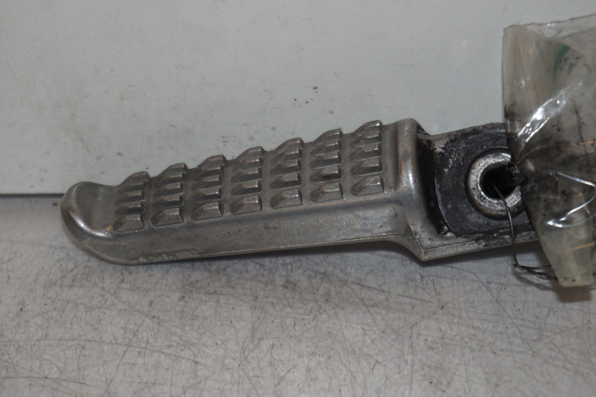 Framsidan på <p>Fotpinne höger bak från Kawasaki Z 900 2017.</p>

<p>Okej skick.</p> motorcykel.