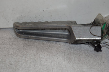 Baksidan på <p>Fotpinne höger bak från Kawasaki Z 900 2017.</p>

<p>Okej skick.</p> motorcykel.