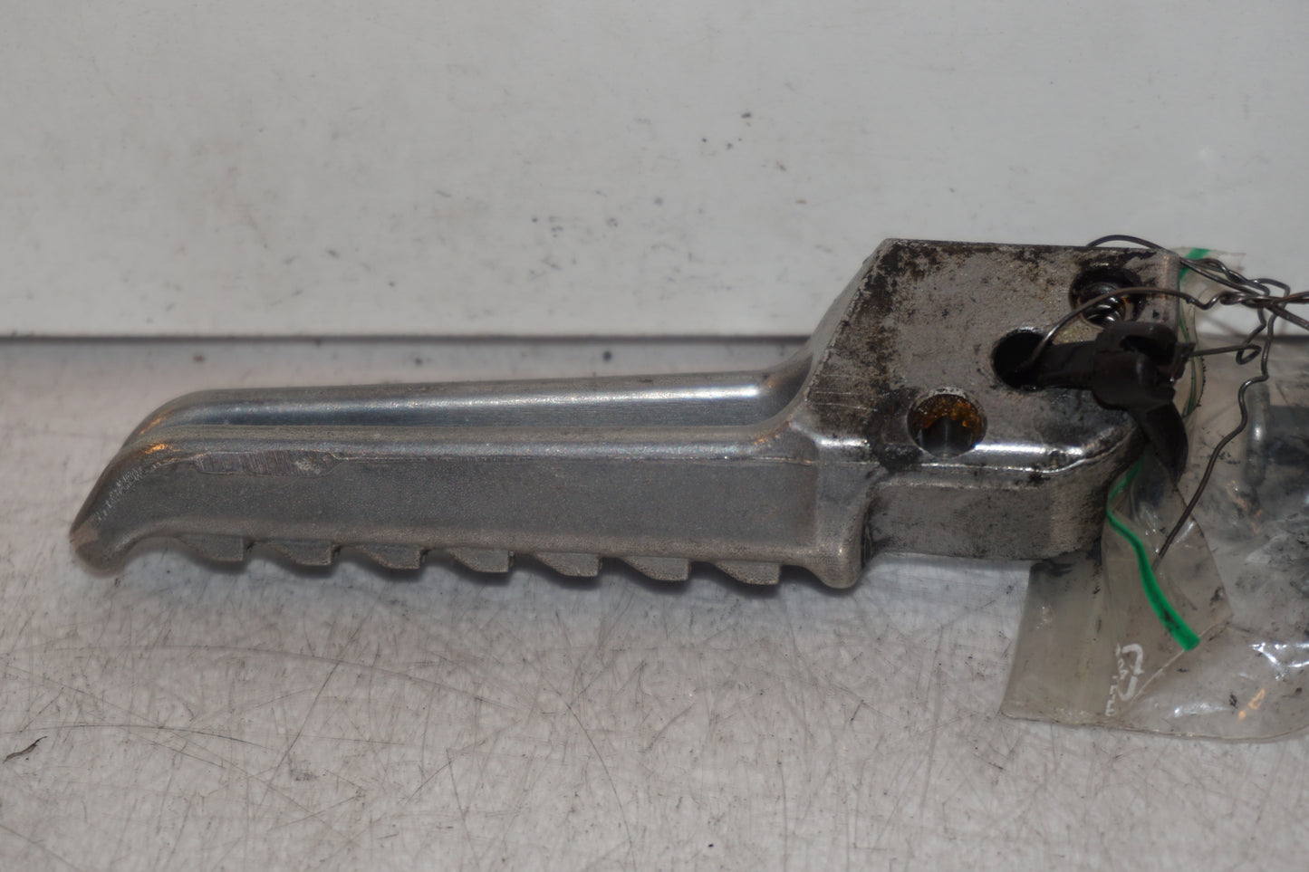 Höger sida på <p>Fotpinne höger bak från Kawasaki Z 900 2017.</p>

<p>Okej skick.</p> motorcykel.