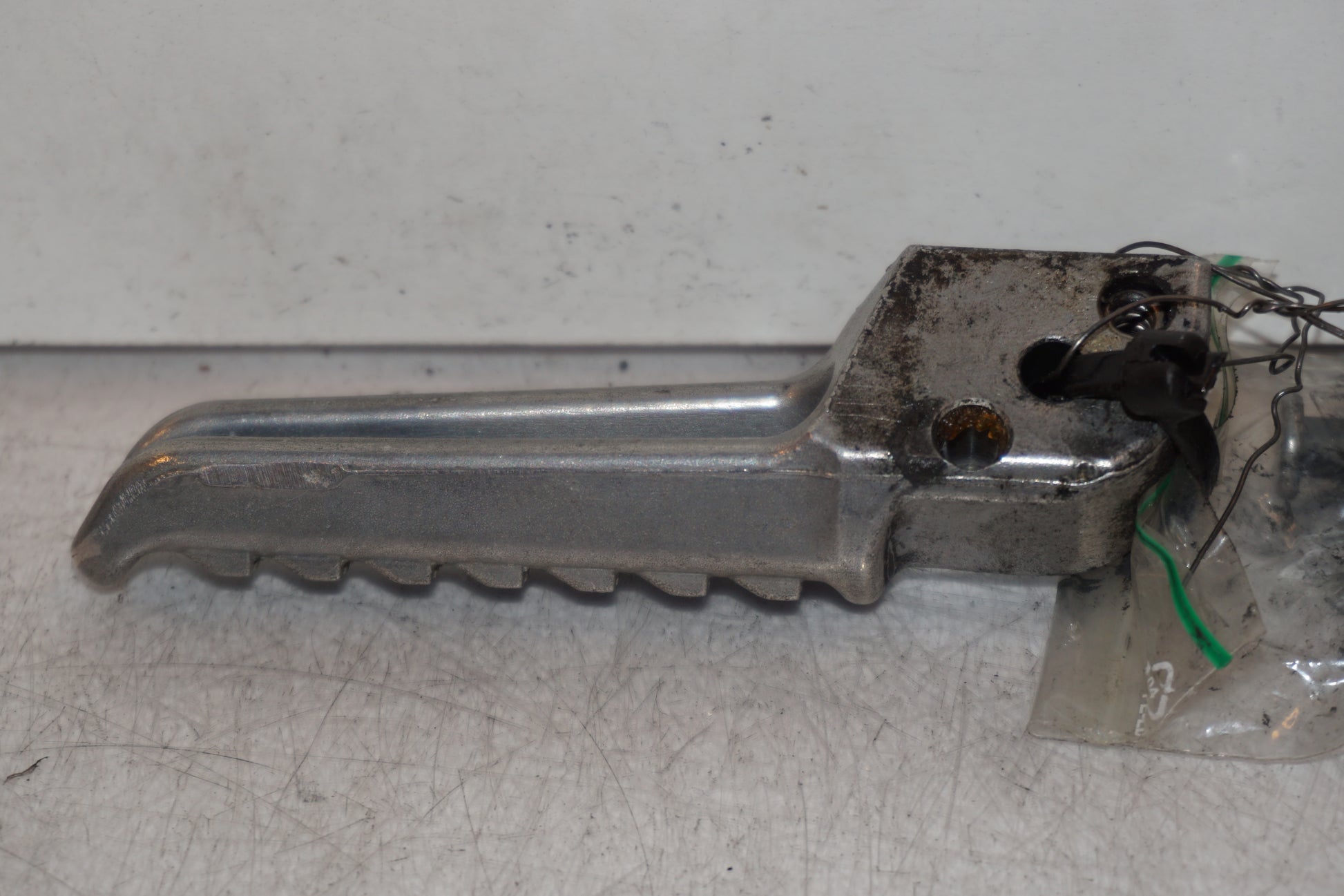 Höger sida på <p>Fotpinne höger bak från Kawasaki Z 900 2017.</p>

<p>Okej skick.</p> motorcykel.