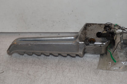 Höger sida på <p>Fotpinne höger bak från Kawasaki Z 900 2017.</p>

<p>Okej skick.</p> motorcykel.