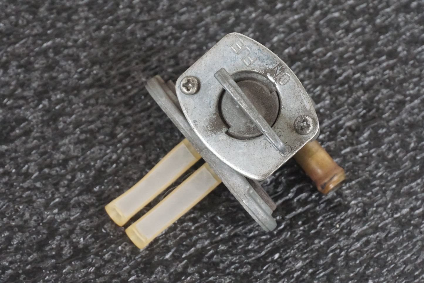 Framsidan på Bensinkran från en Yamaha XVS 1300 -2008 motorcykel.