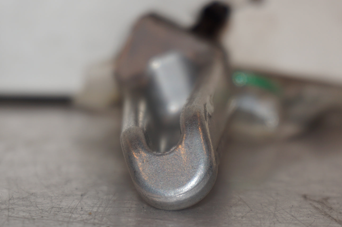 Vänster sida på <p>Fotpinne höger bak från Kawasaki Z 900 2017.</p>

<p>Okej skick.</p> motorcykel.