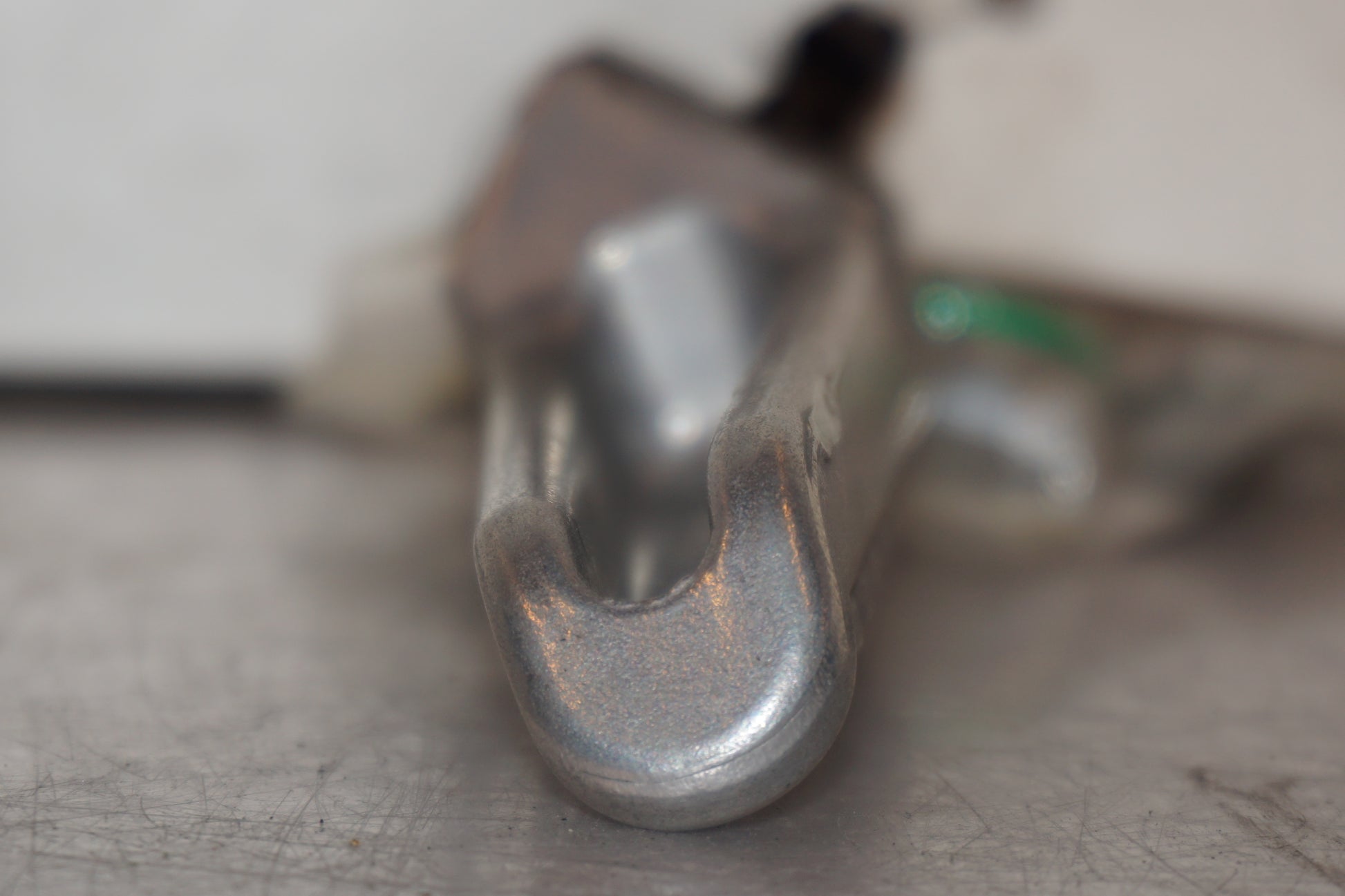 Vänster sida på <p>Fotpinne höger bak från Kawasaki Z 900 2017.</p>

<p>Okej skick.</p> motorcykel.